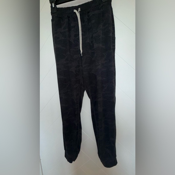 Vuori Performance Joggers Black Camo Medium - Picture 11 of 16